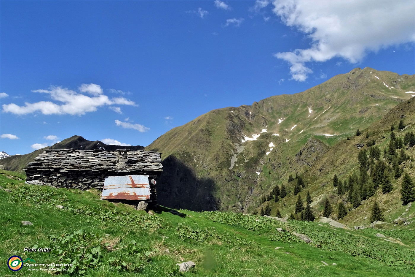 29 Baita Arletto col Monte Fioraro da sfondo.JPG -                                